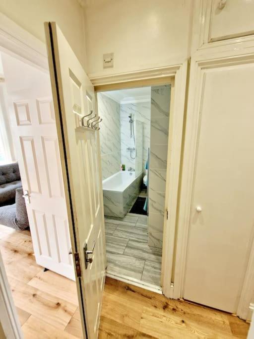 Charming Home With Private Balcony, On 1St Floor, With 2 Bathrooms, 3 Min Walk To Earl'S Court Station Londres Exterior foto