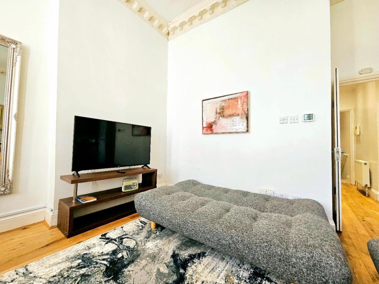 Charming Home With Private Balcony, On 1St Floor, With 2 Bathrooms, 3 Min Walk To Earl'S Court Station Londres Exterior foto